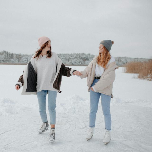 tjejer åker skridskor på hjälmaren